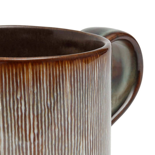 Grote mok met ribbelstructuur