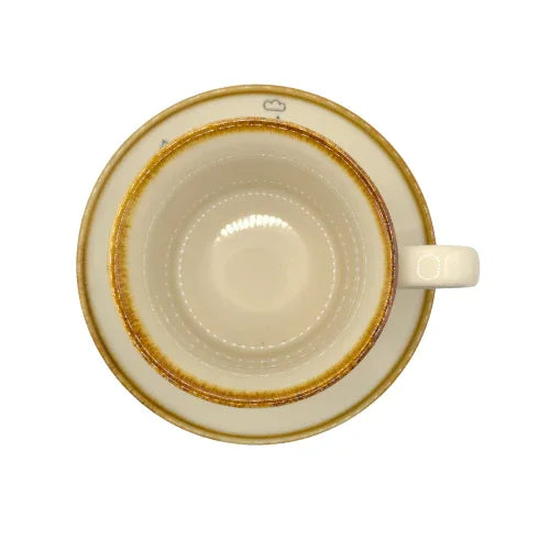 Bovenaanzicht van een wit porseleinen koffiekopje met goudkleurige rand op een bijpassend schoteltje