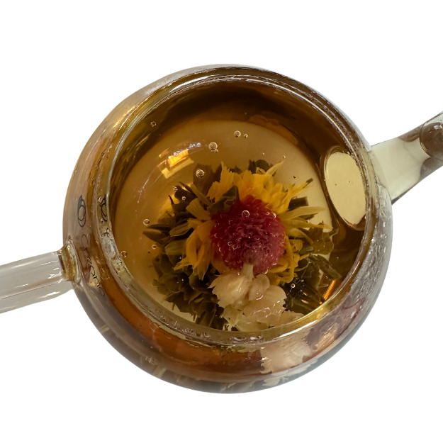 Glazen theepot met theebloem bovenaanzicht
