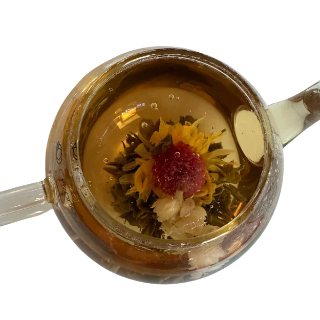 Glazen theepot met theebloem bovenaanzicht