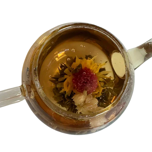 Glazen theepot met theebloem bovenaanzicht