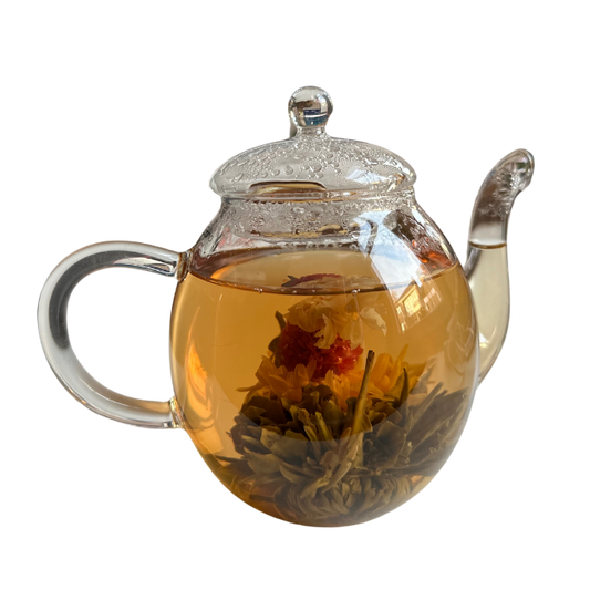 Glazen theepot met theebloem