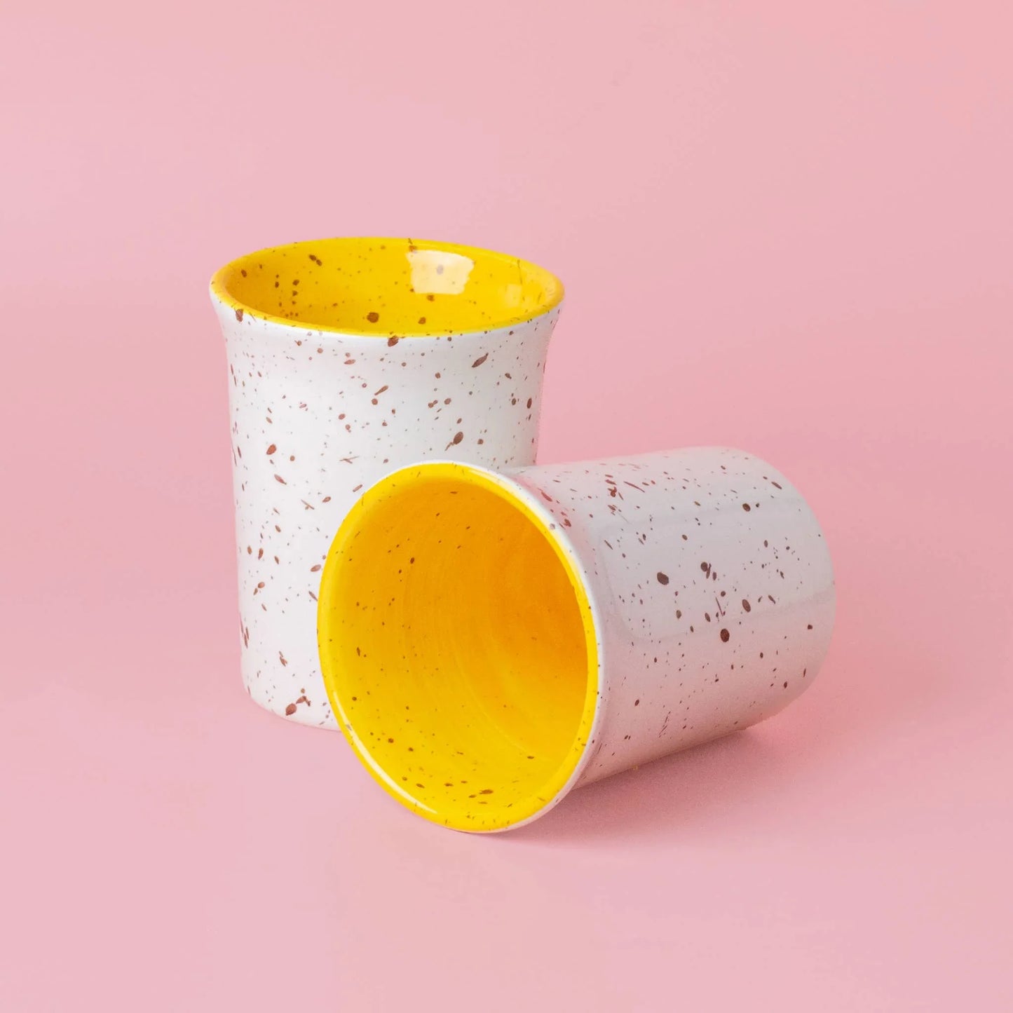 Zomerse beker witte spikkel met gele binnenkant