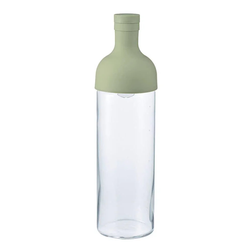 Transparante glazen fles met groene siliconen dop op witte achtergrond