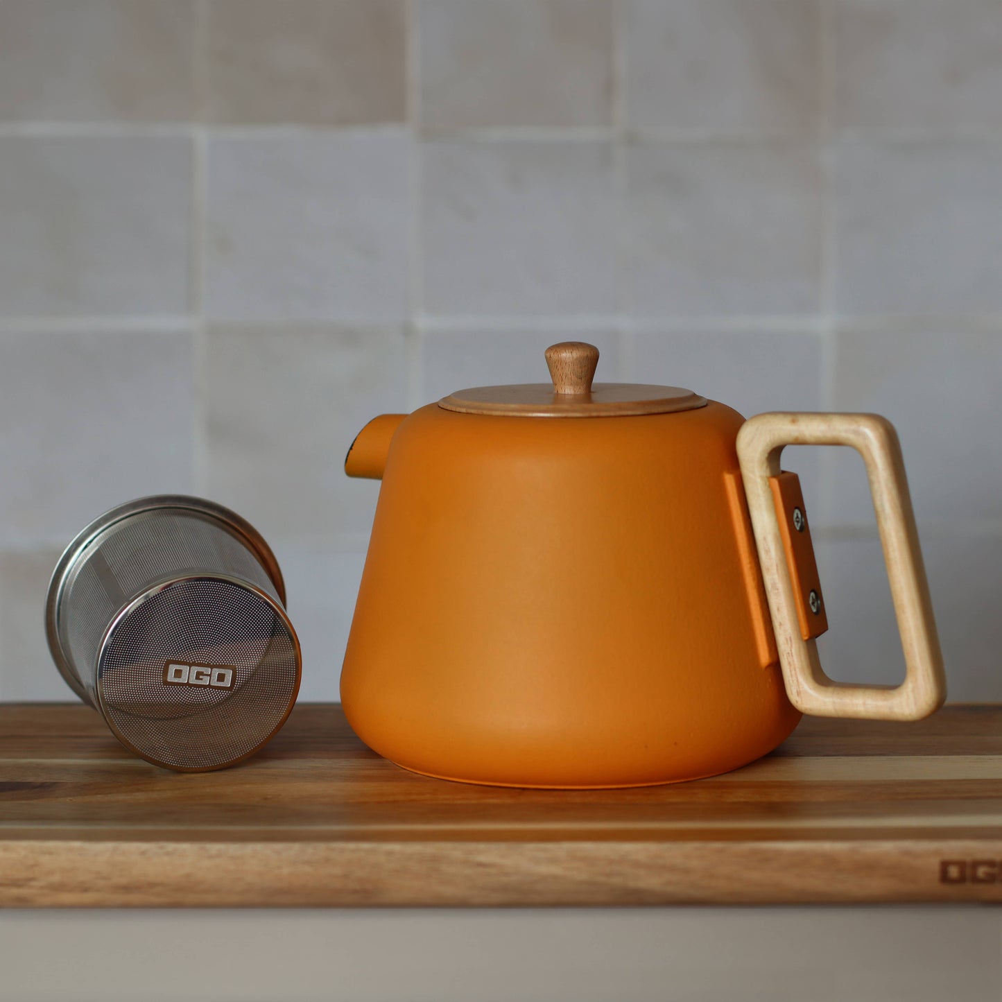 Geel gietijzeren theepot