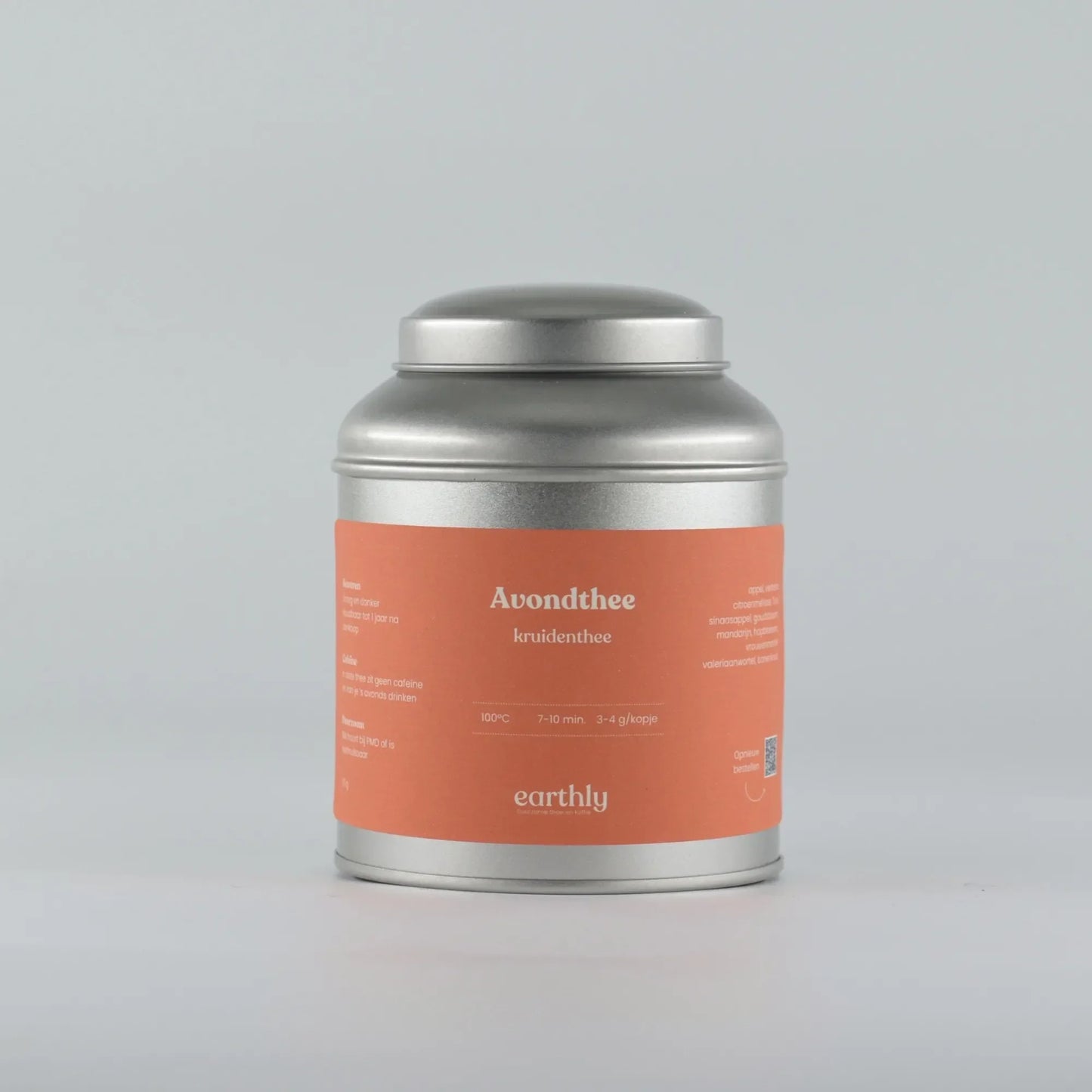 Zilveren theeblik met oranje label Avondthee kruidenthee van Earthly, neutrale achtergrond