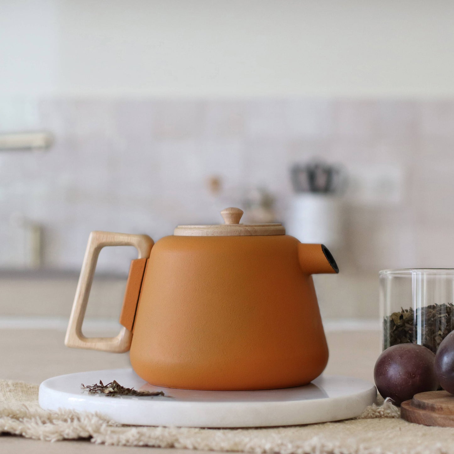 Geel gietijzeren theepot