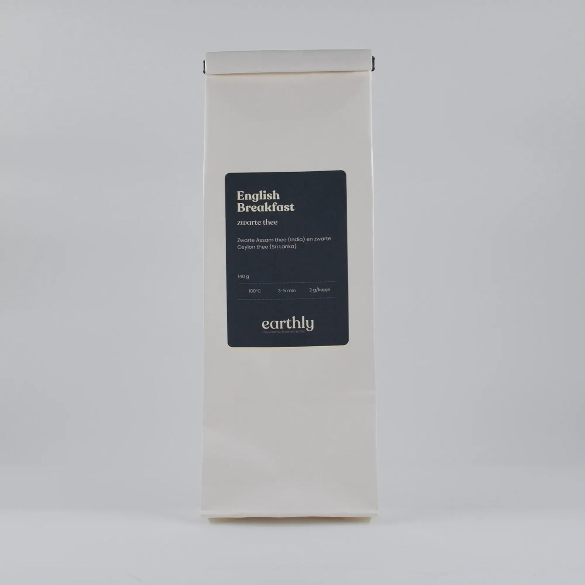Witte verpakking zeefzak met English Breakfast zwarte thee van Earthly, 140g