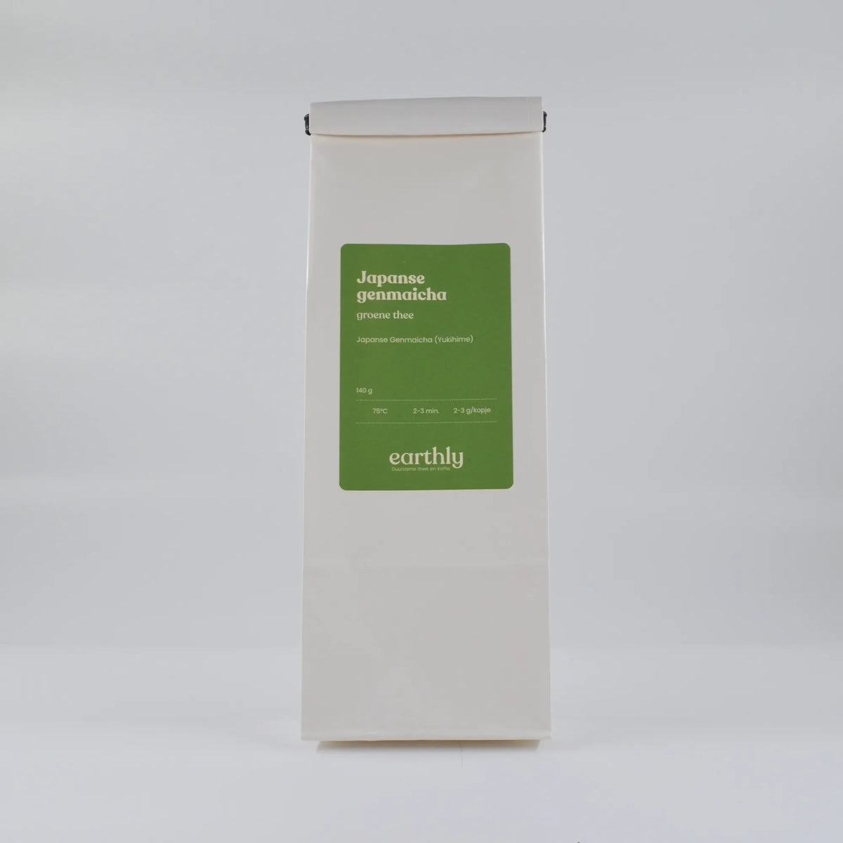 Witte verpakking Japanse genmaicha groene thee van Earthly met groen etiket