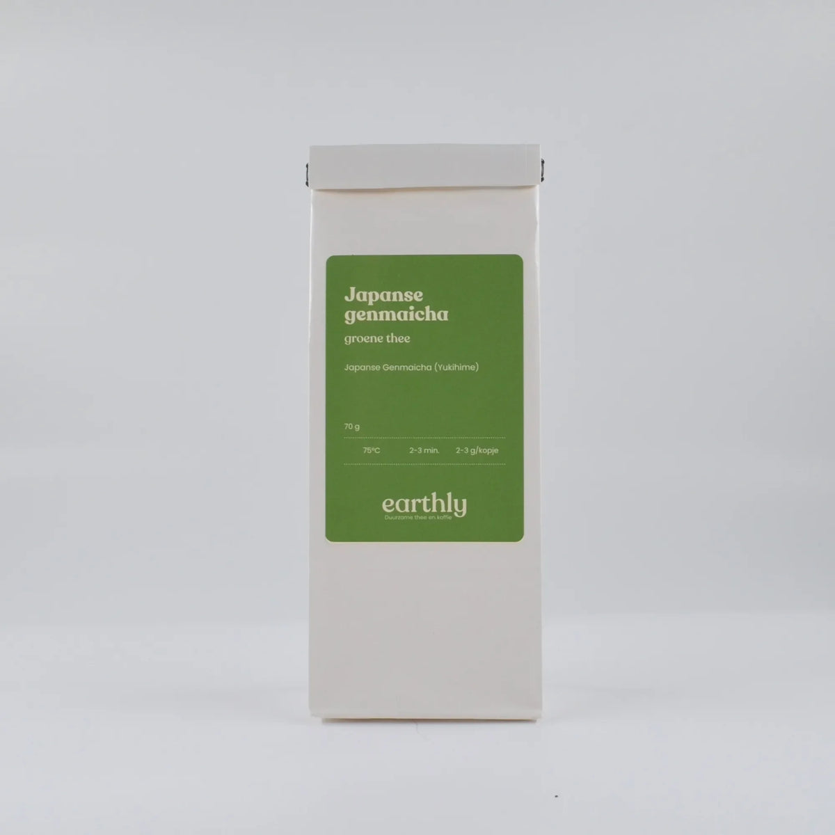 Witte verpakking met groene label van Japanse Genmaicha groene thee van Earthly, 70g