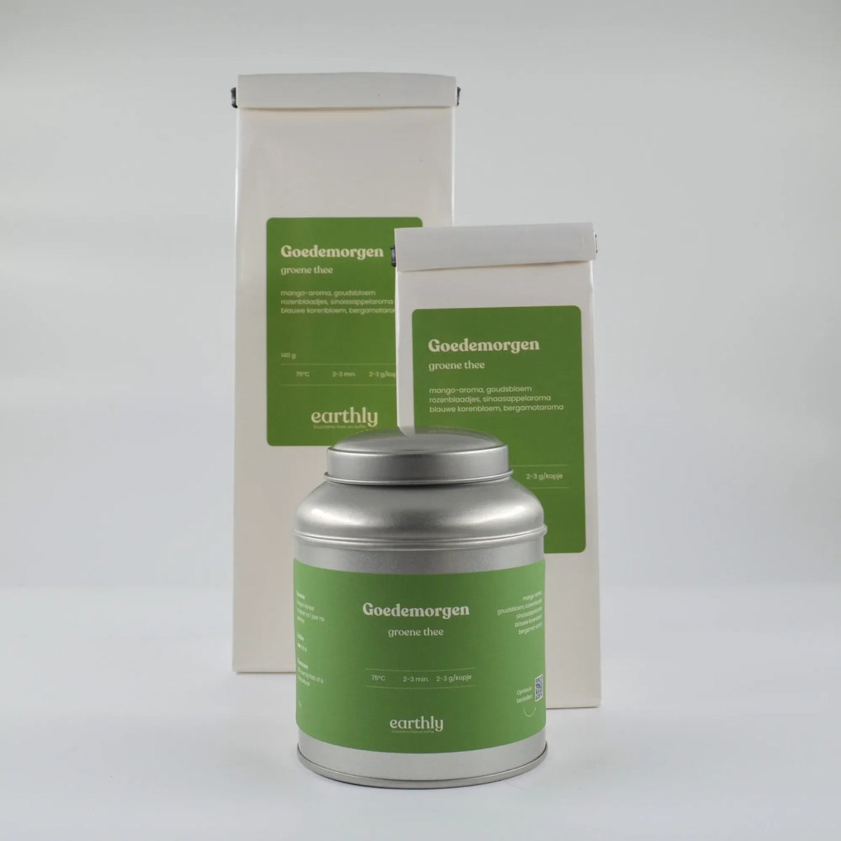 Goedemorgen groene thee verpakkingen en blik met groene labels van Earthly