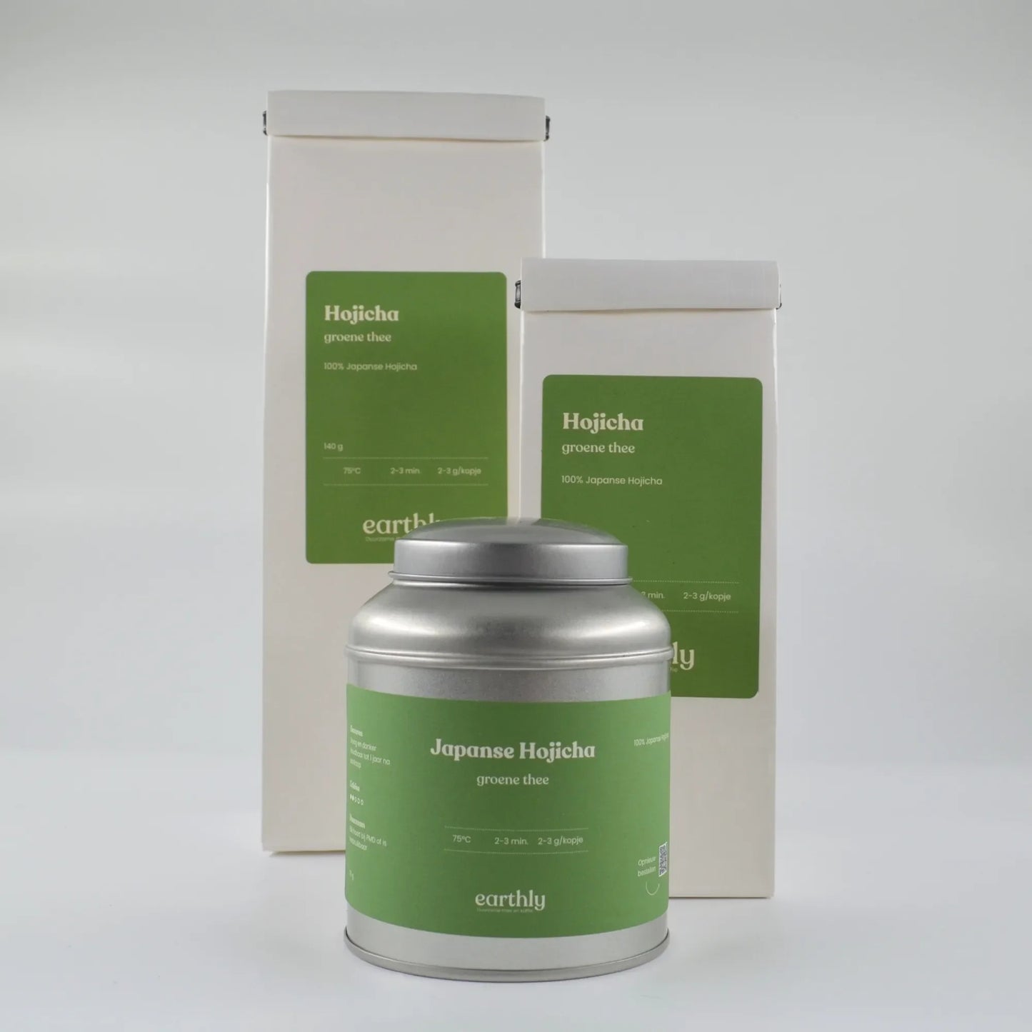 Verpakkingen van Japanse Hojicha groene thee van Earthly in metalen blik en witte zakken