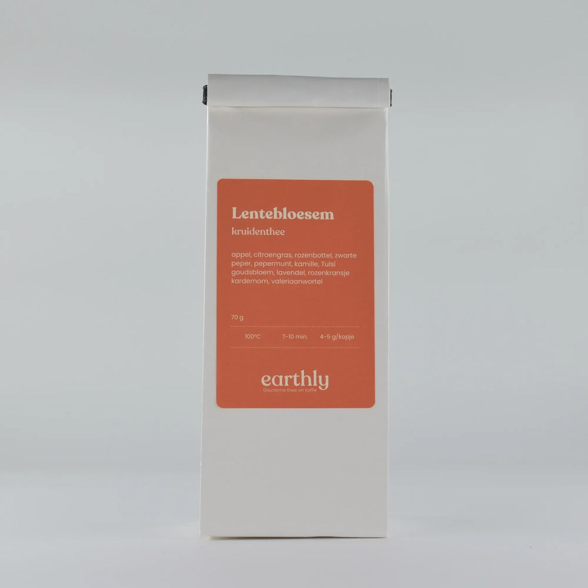 Zakje Lentebloesem kruidenthee met ingrediënten en zetadvies van Earthly op witte achtergrond