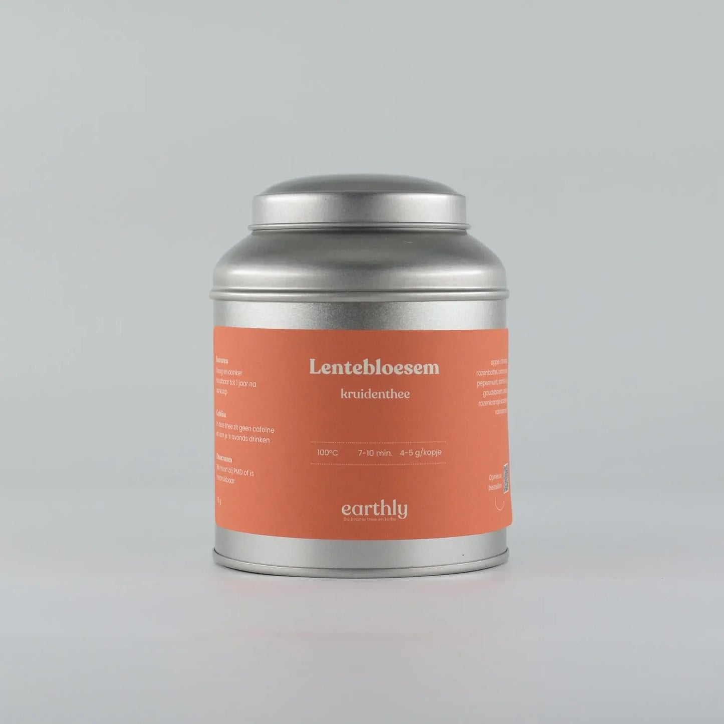 Zilveren blik met oranje etiket met teksten Lentebloesem kruidenthee van Earthly