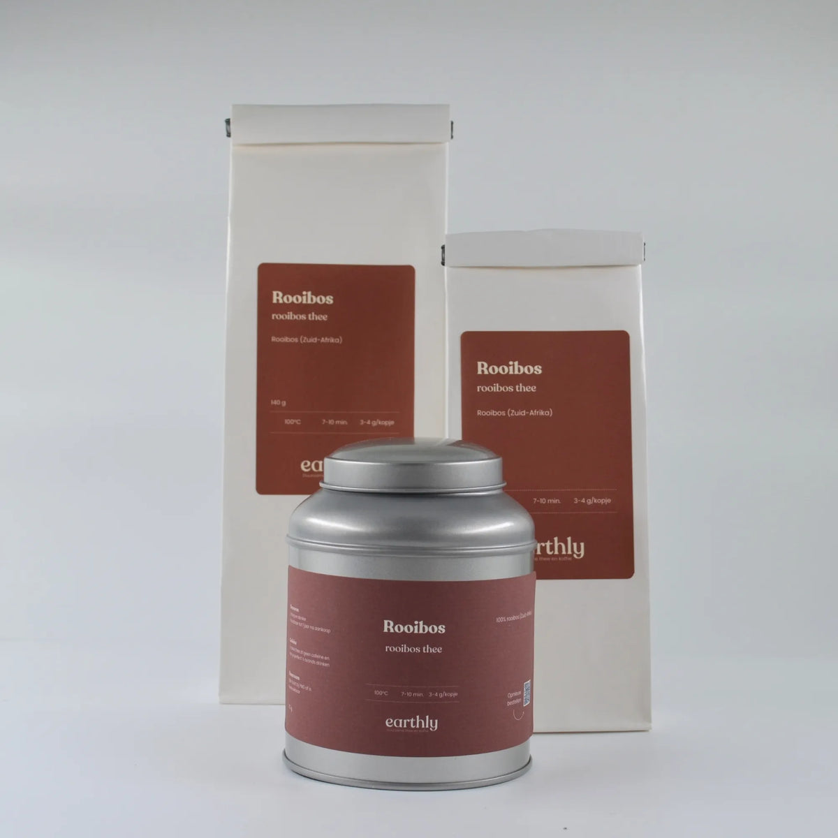Verpakkingen en blik met Earthly Rooibos thee uit Zuid-Afrika op witte achtergrond