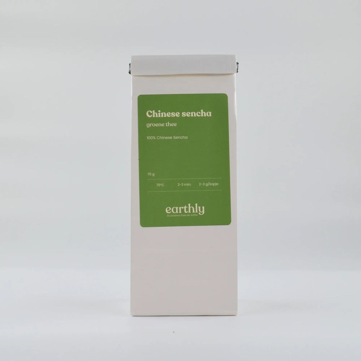 Witte verpakking Chinese sencha groene thee 70g met groene label en zetinstructies van Earthly