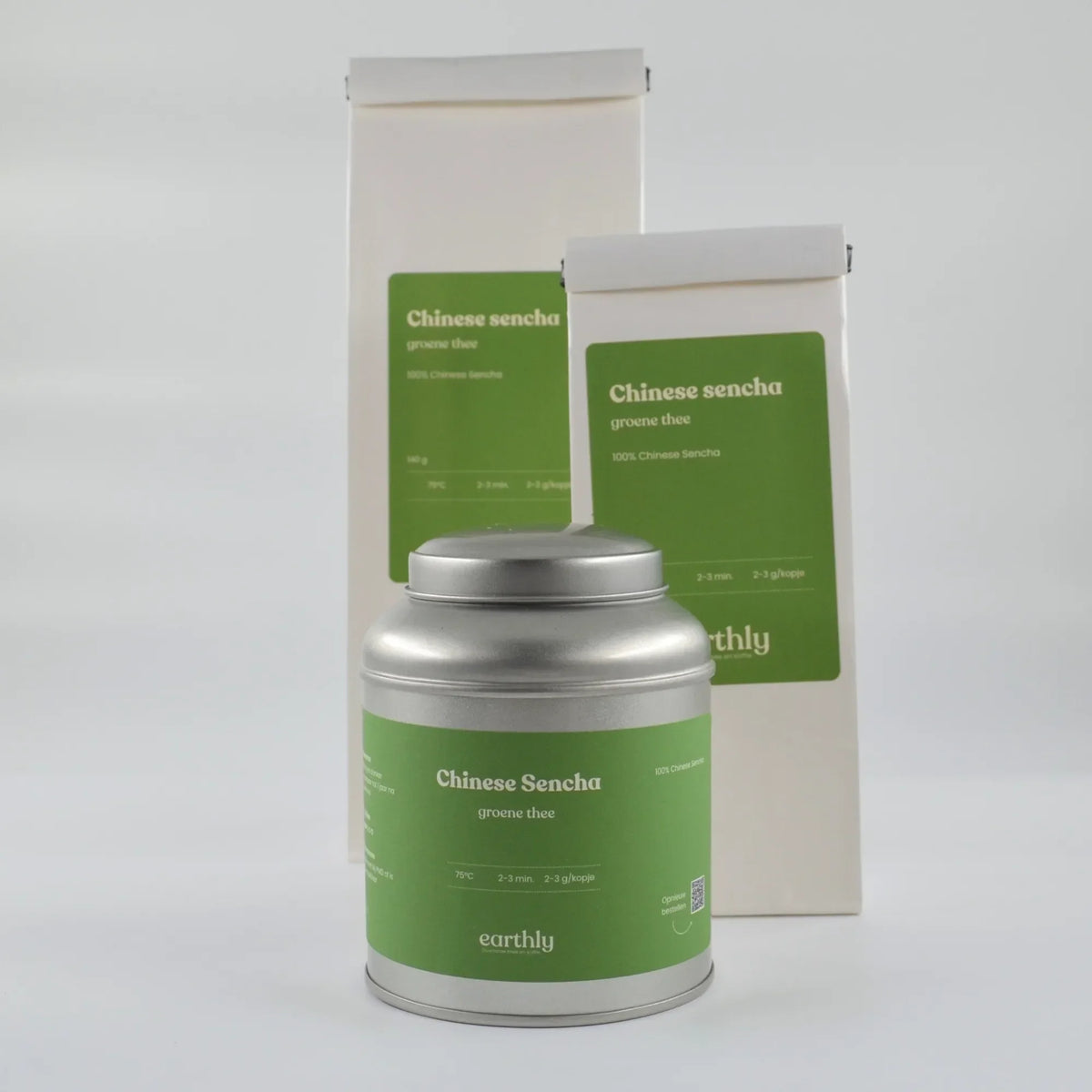 Chinese Sencha groene thee verpakt in blik en zakken met groene labels van Earthly