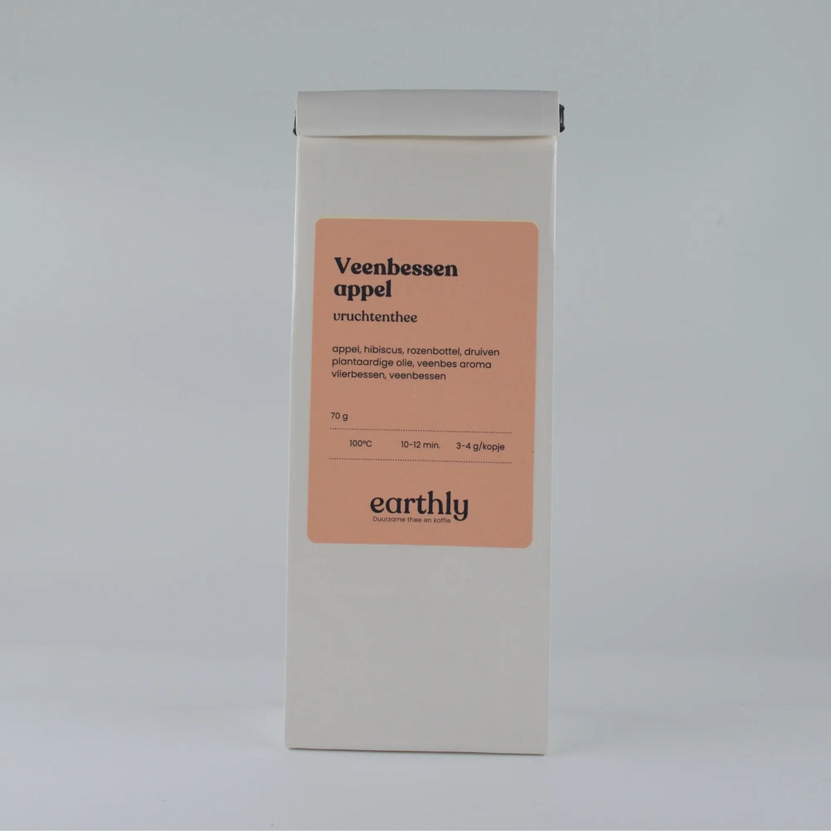 Witte verpakking met label vruchtenthee Veenbessen appel van Earthly, 70g inhoud