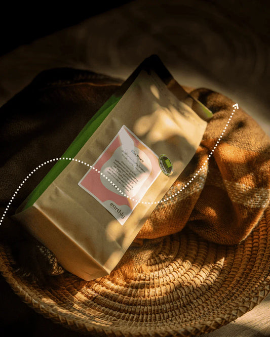 Biologische koffiezak Bio Peru in mand met doek, zonlicht en opgaande pijl grafiek