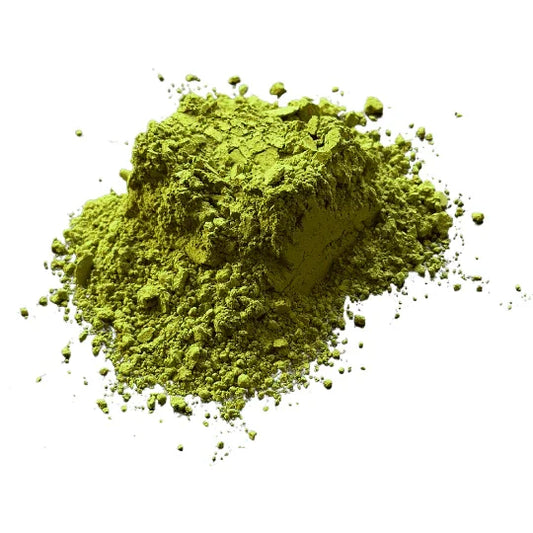 Fijngemalen felgroene matcha poeder op witte achtergrond, natuurproduct voor thee en koken