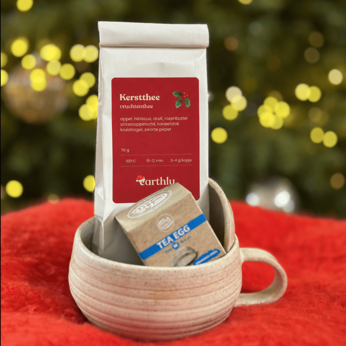 Kerstcadeau met thee, mok en thee-ei
