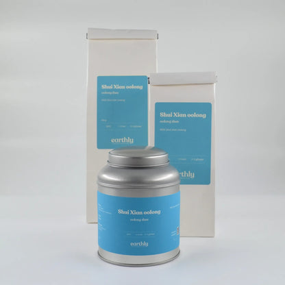 Verpakking van Shui Xian oolong thee van Earthly met metalen theeblik en witte kartonnen zakken