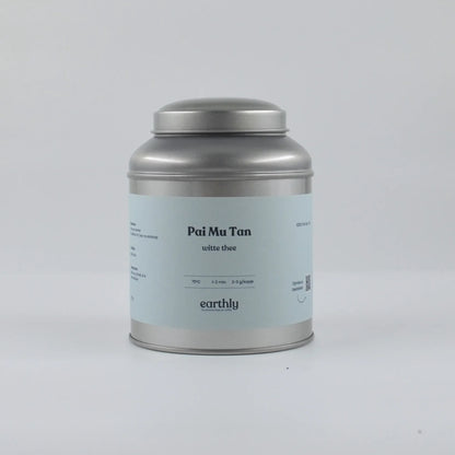 Zilverkleurige theeblik met lichtblauw etiket Pai Mu Tan witte thee van Earthly