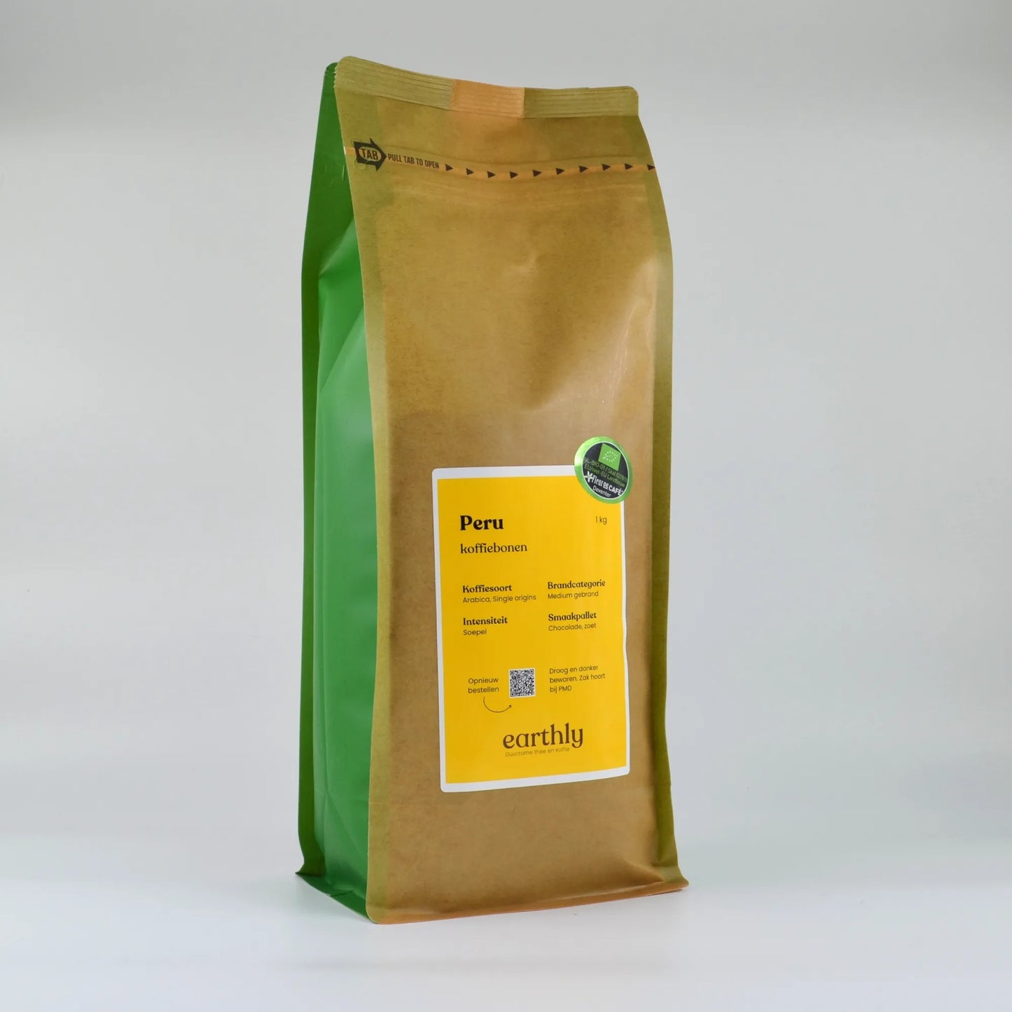 Zakken biologische Peru koffiebonen 1 kg met oranje label en duurzame branding Earthly