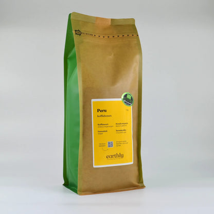Zakken biologische Peru koffiebonen 1 kg met oranje label en duurzame branding Earthly