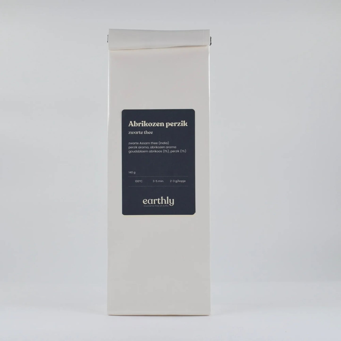Witte verpakking met label Abrikozen perzik zwarte thee van Earthly, 140g