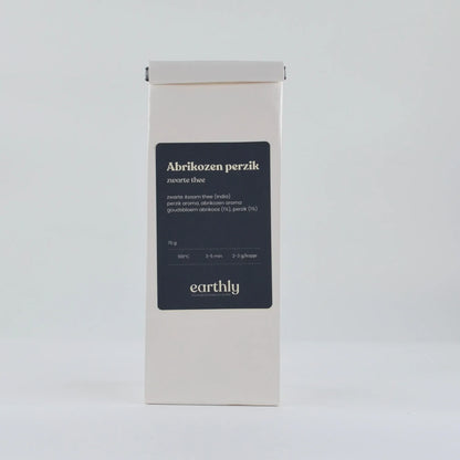 Witte verpakking zwarte thee Abrikozen perzik van Earthly met infotekst
