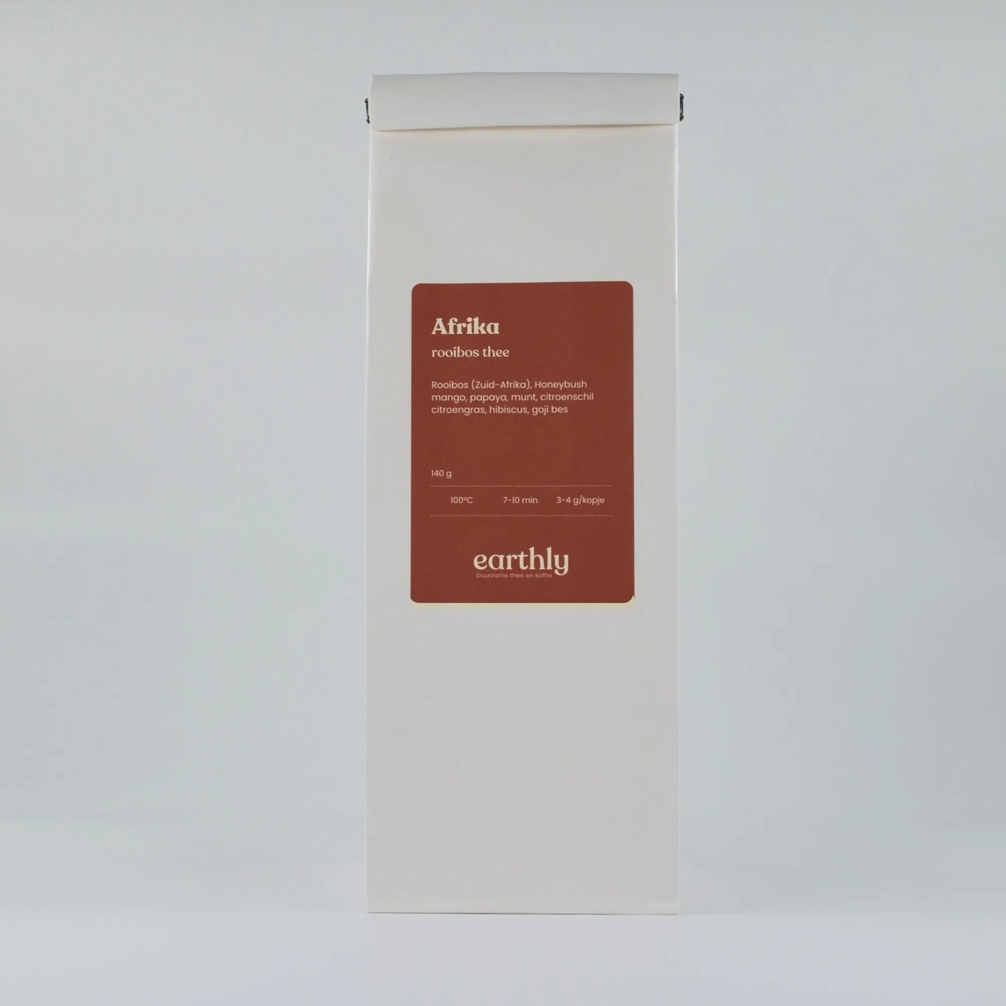 Witte verpakking met Afrika rooibos thee van Earthly, ingrediënten en zetinstructies zichtbaar