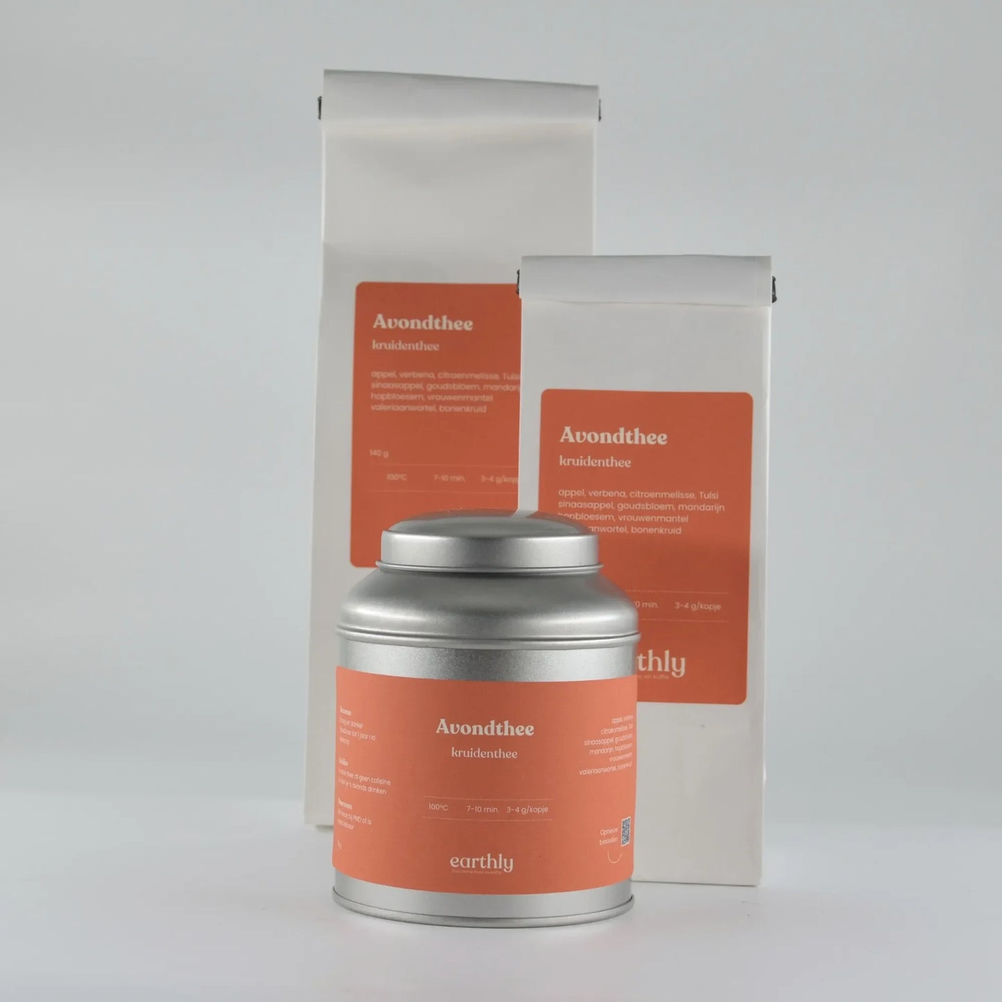 Earthly Avondthee kruidenthee verpakking met appel, citroenmelisse, mandarijn op witte achtergrond