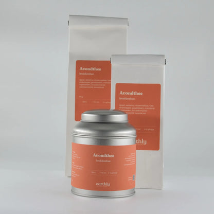 Earthly Avondthee kruidenthee verpakking met appel, citroenmelisse, mandarijn op witte achtergrond