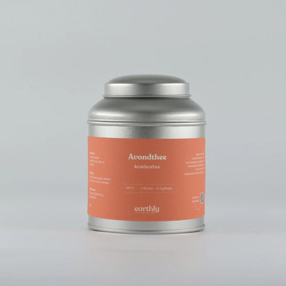 Zilveren theeblik met oranje label Avondthee kruidenthee van Earthly, neutrale achtergrond