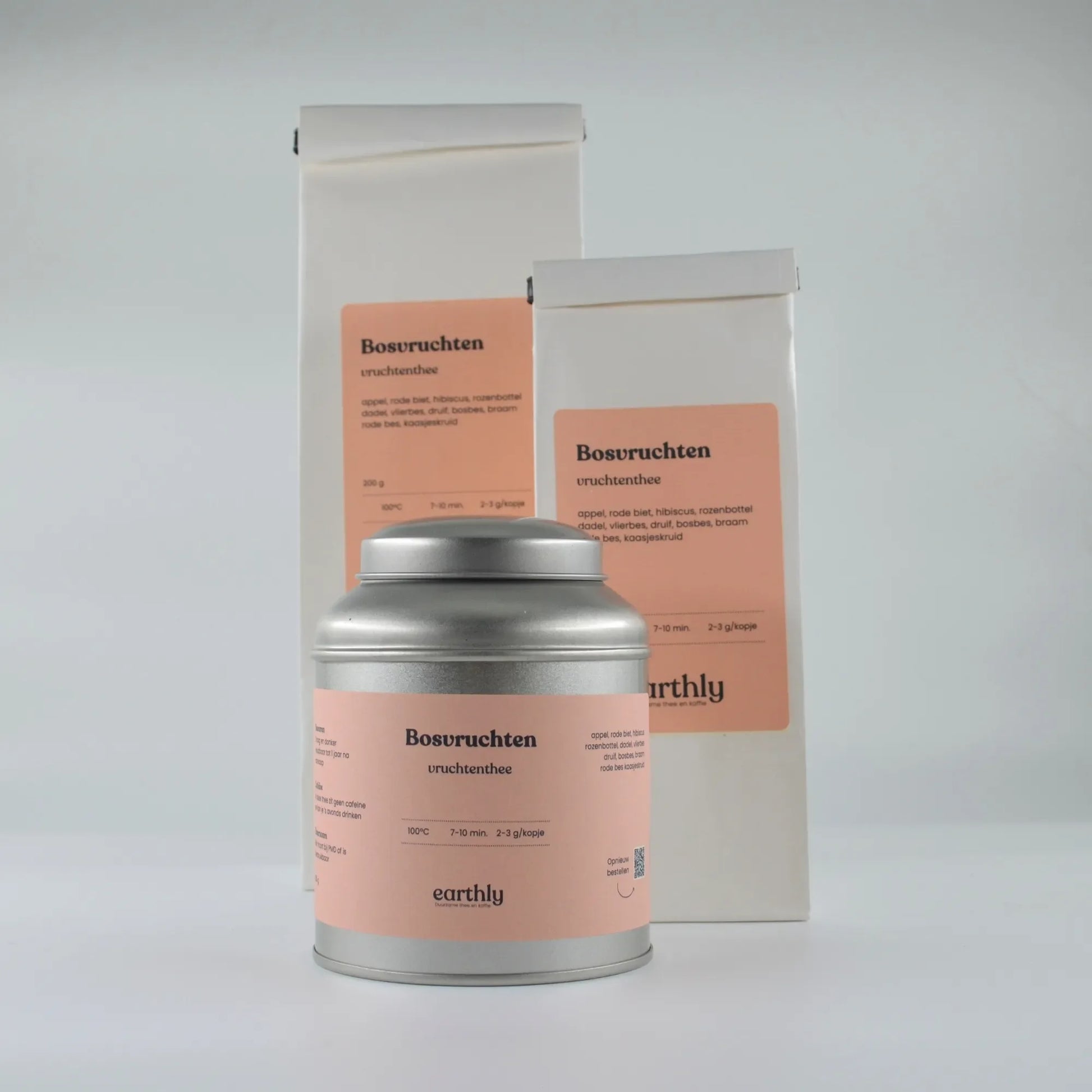 Verpakking van Bosvruchten vruchtenthee met metalen theeblik en papieren zakken