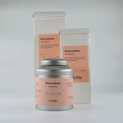 Verpakking van Bosvruchten vruchtenthee met metalen theeblik en papieren zakken