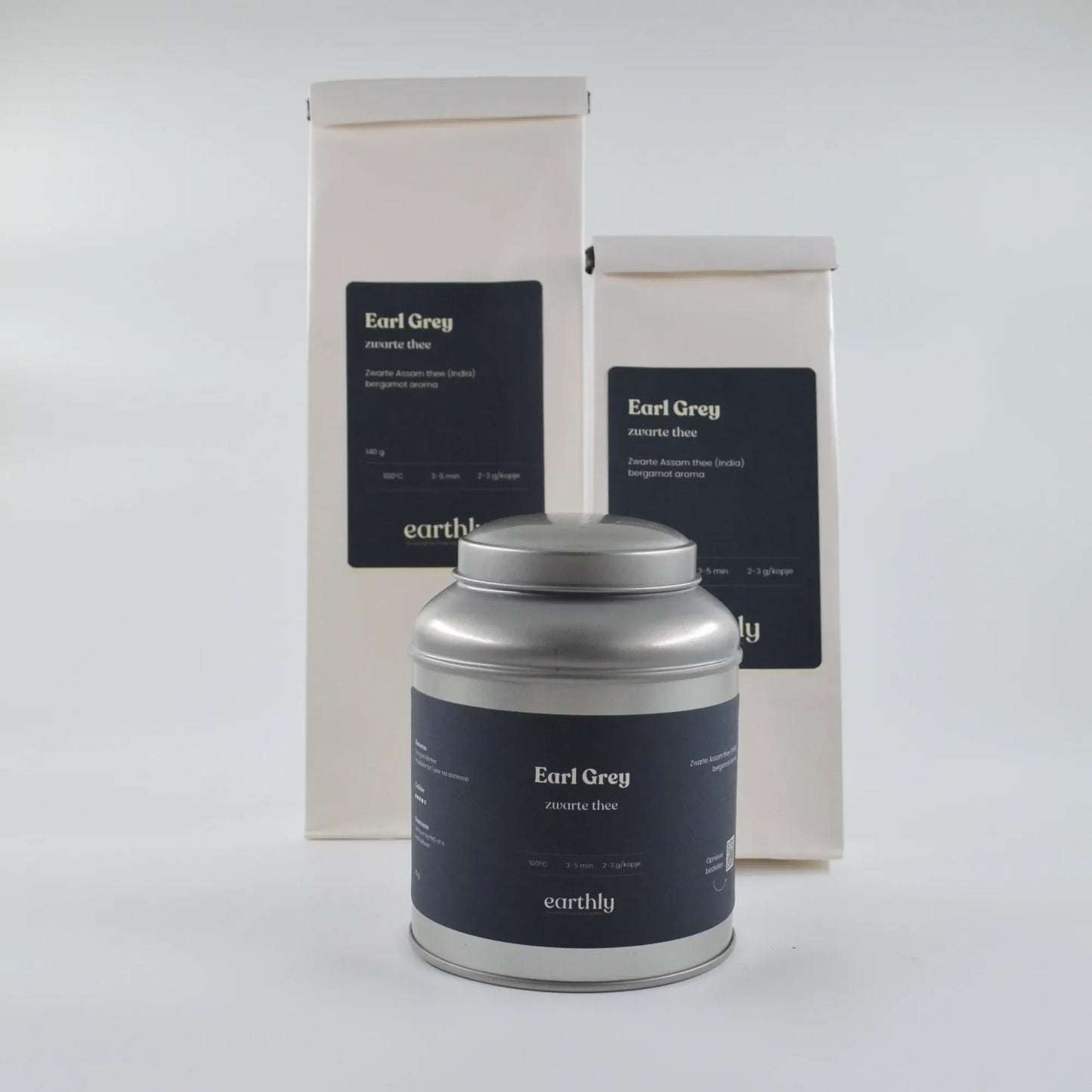 Earthly Earl Grey zwarte thee in metalen blik en twee witte verpakkingen met zwarte labels