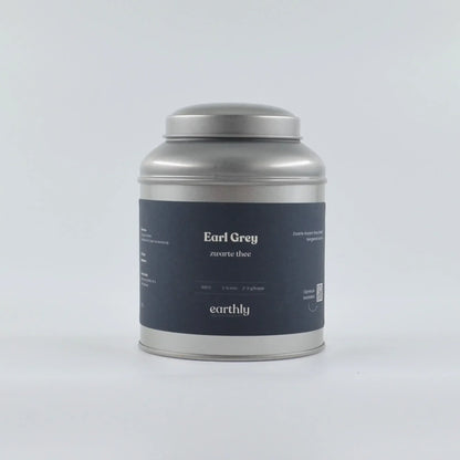Zilveren theeblik met donkerblauw etiket en tekst Earl Grey zwarte thee van Earthly
