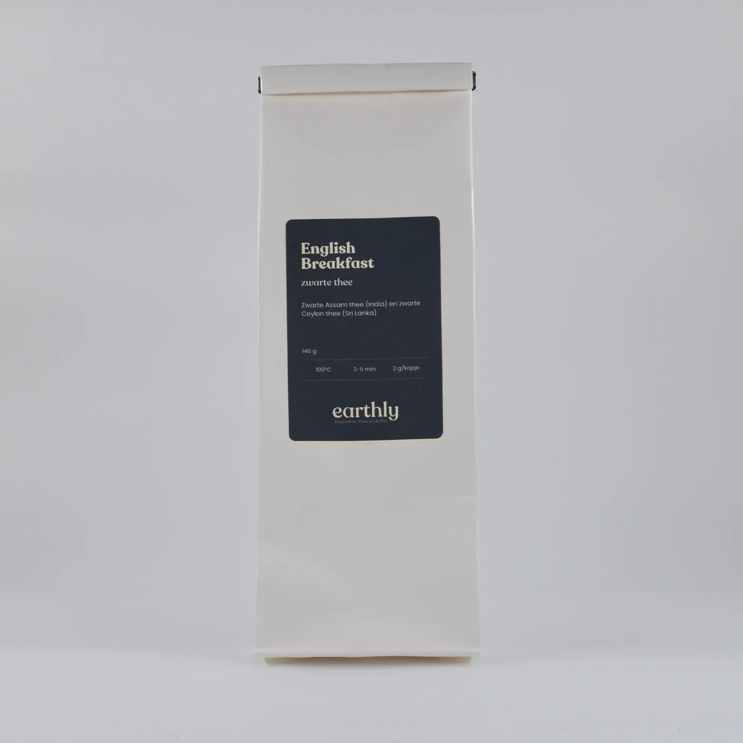 Witte verpakking zeefzak met English Breakfast zwarte thee van Earthly, 140g