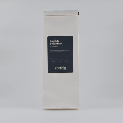 Witte verpakking zeefzak met English Breakfast zwarte thee van Earthly, 140g