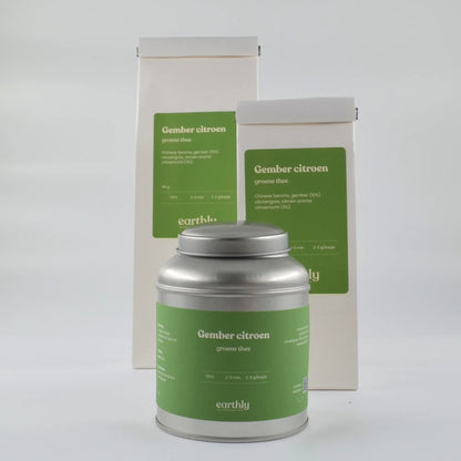 Verpakking en blik met Gember Citroen groene thee van Earthly met ingrediënten en zetadvies