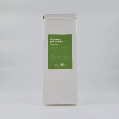 Witte verpakking Japanse genmaicha groene thee van Earthly met groen etiket