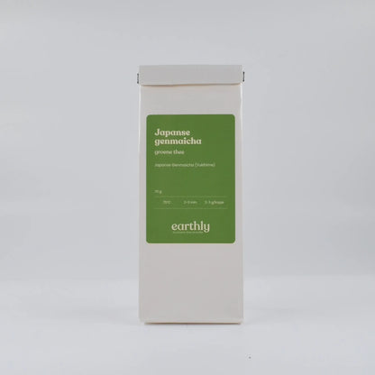 Witte verpakking met groene label van Japanse Genmaicha groene thee van Earthly, 70g
