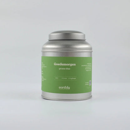 Earthly Goedemorgen groene thee blik met groene label en zilveren deksel op witte achtergrond