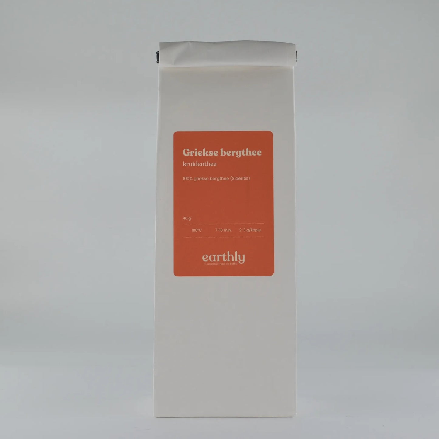 Witte verpakking met oranje etiket van Griekse bergthee, kruiden thee van Earthly