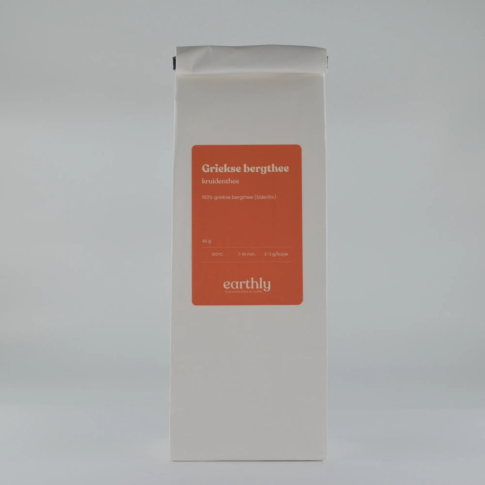 Witte verpakking met oranje etiket van Griekse bergthee, kruiden thee van Earthly