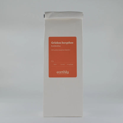 Witte verpakking met oranje etiket van Griekse bergthee, kruiden thee van Earthly