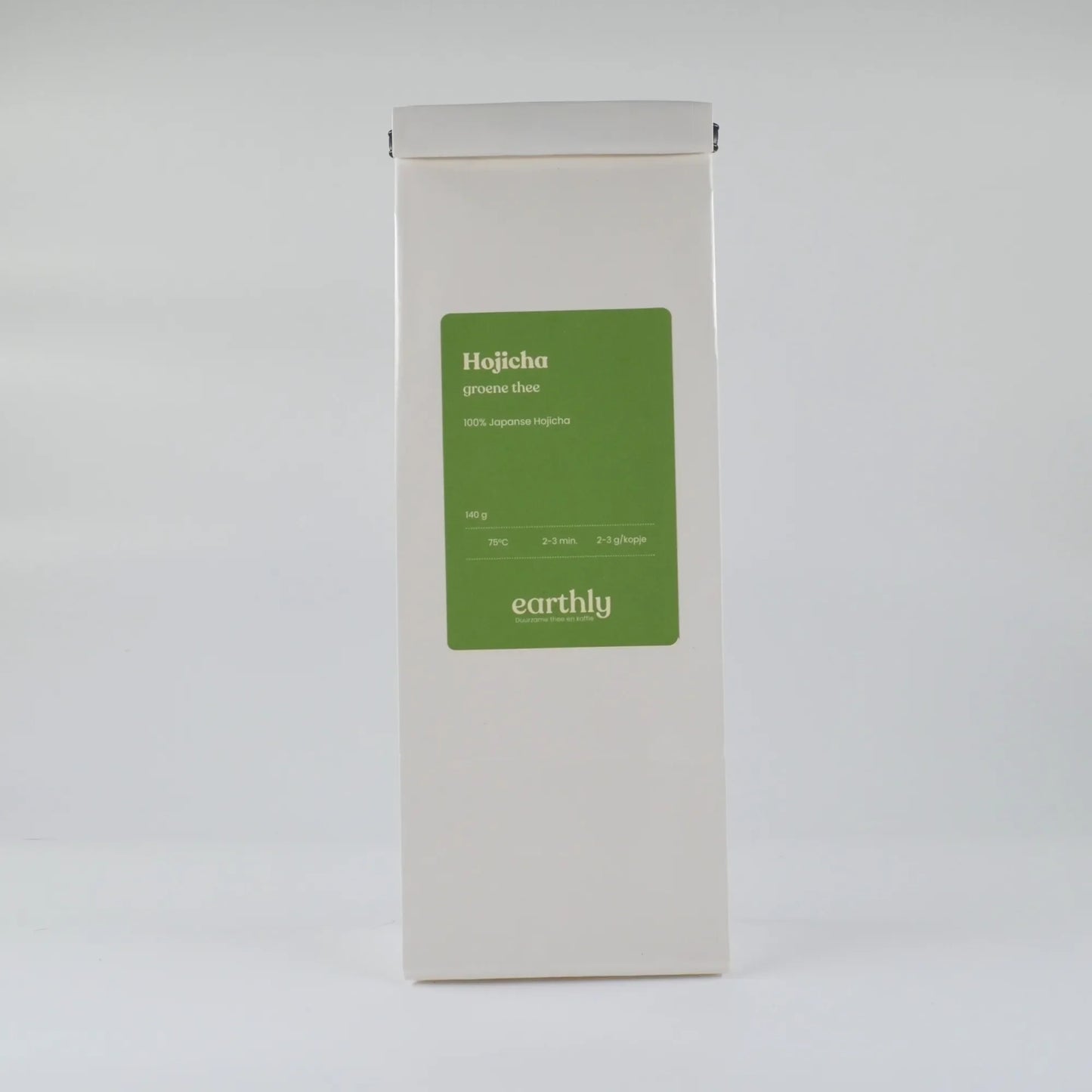 Witte verpakking met groene label voor Hojicha Japanse groene thee van Earthly, 140g