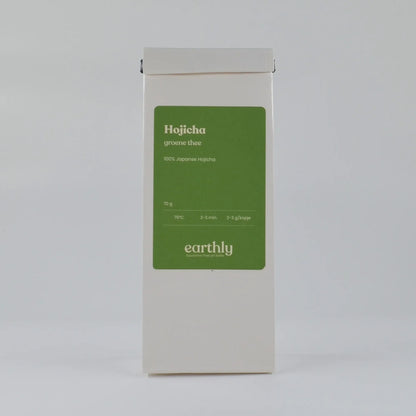 Witte verpakking met groene label van Hojicha Japanse groene thee 70g van Earthly